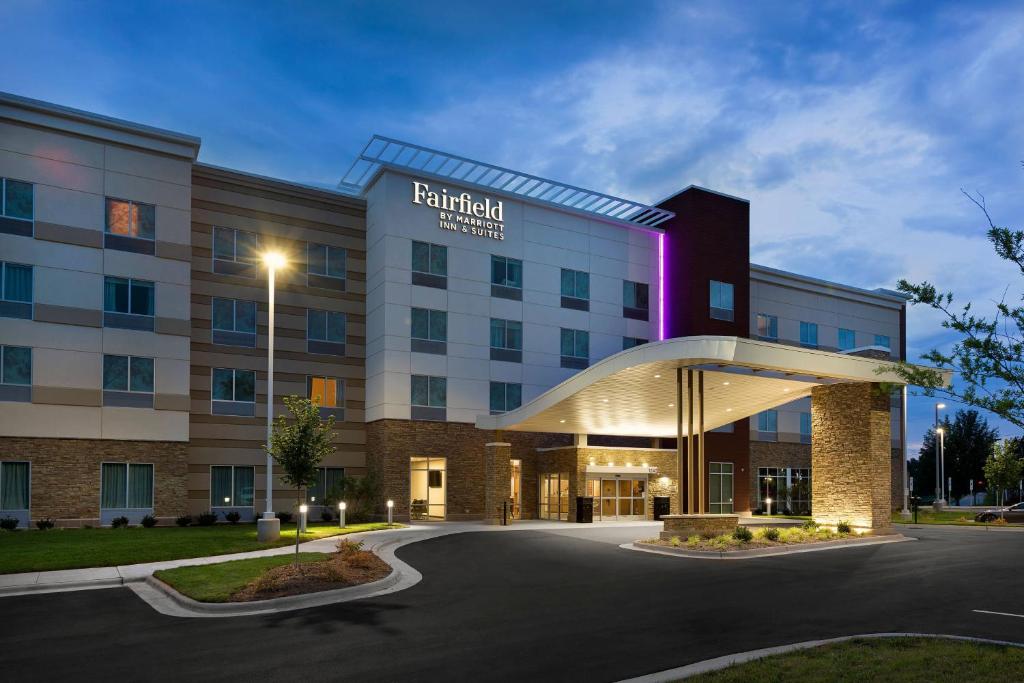 斯泰茨维尔Fairfield by Marriott Inn & Suites Statesville的一座医院大楼,上面有灯号