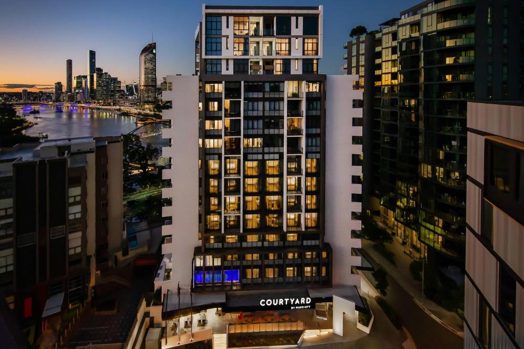 布里斯班Courtyard by Marriott Brisbane South Bank的享有城市天际线的美景。