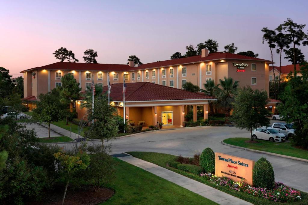 休斯顿休斯顿洲际机场万豪广场套房酒店的前面有停车场的酒店