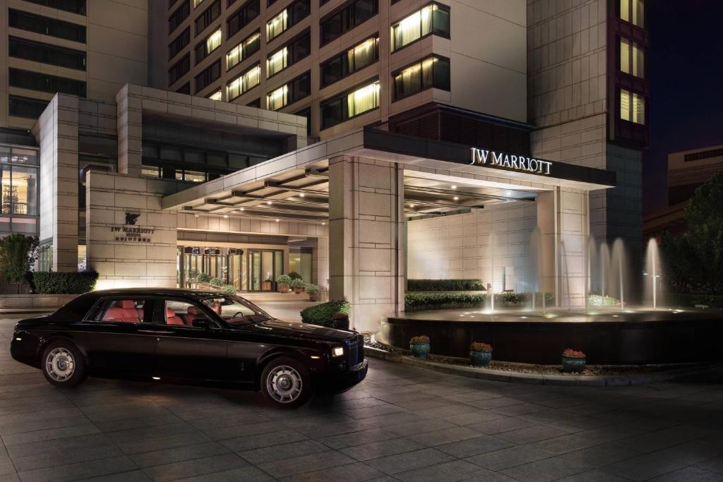 北京北京JW万豪酒店的停在大楼前的一辆黑色汽车