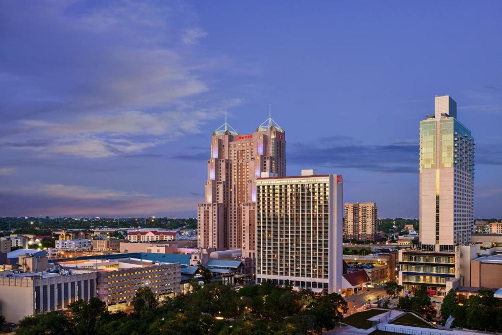 圣安东尼奥San Antonio Marriott Rivercenter on the River Walk的享有城市和高楼的景色