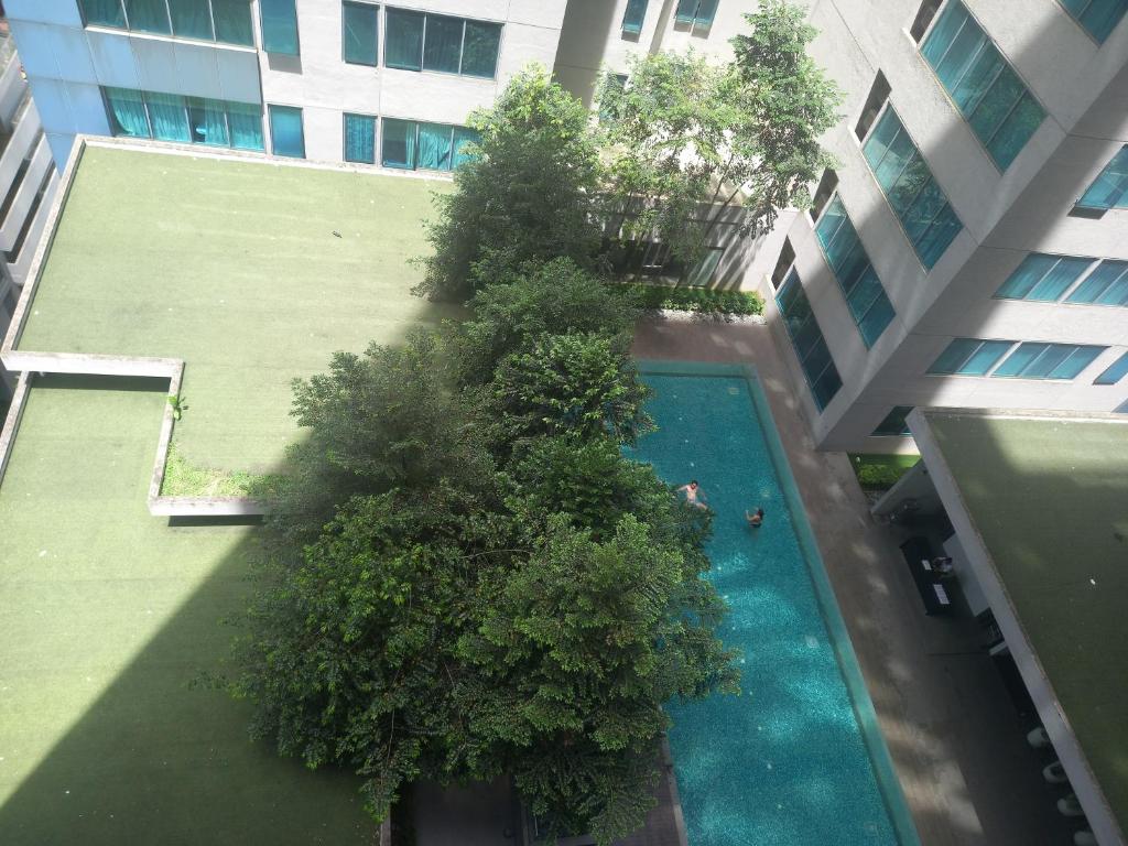 吉隆坡CUSHY DORM at KLCC的大楼游泳池的顶部景色