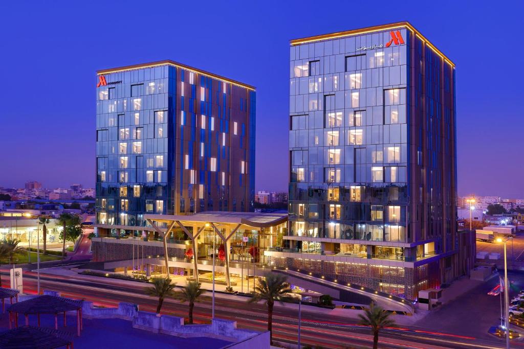 吉达Jeddah Marriott Hotel Madinah Road的夜城两座高楼