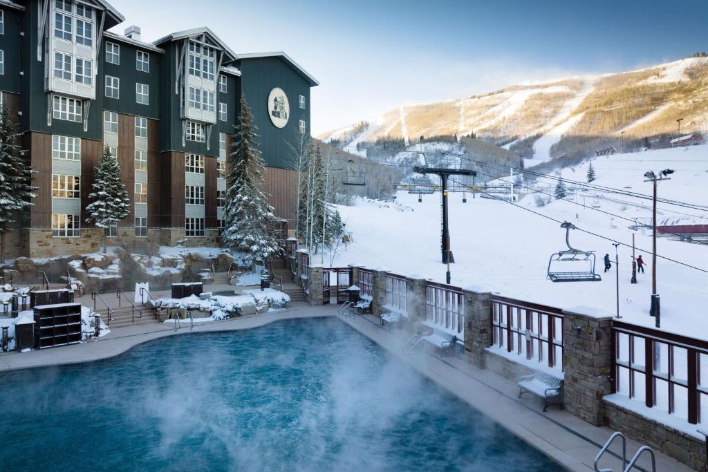 帕克城万豪山边酒店的拥有雪覆盖滑雪场和滑雪缆车的度假胜地