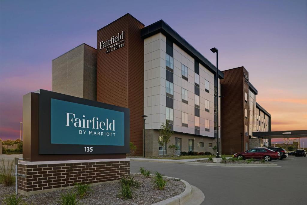 布鲁克菲尔德Fairfield Inn & Suites by Marriott Milwaukee Brookfield的停车场上标有标志的酒店 ⁇ 染
