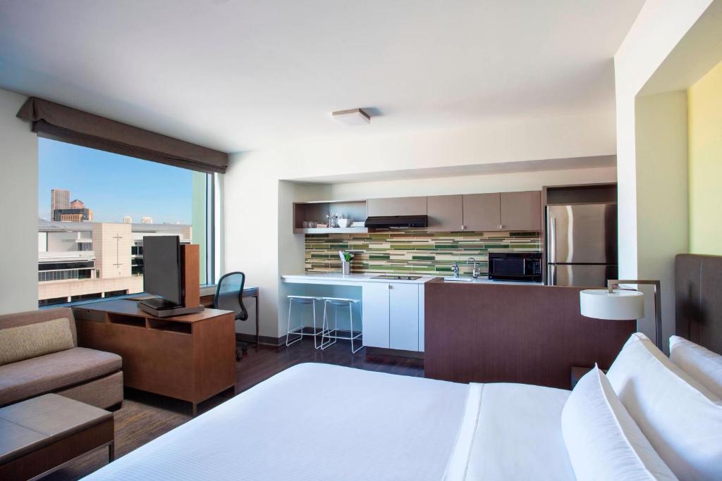 波士顿波士顿海港区埃利门特酒店的酒店客房设有厨房、一张床和一张沙发。