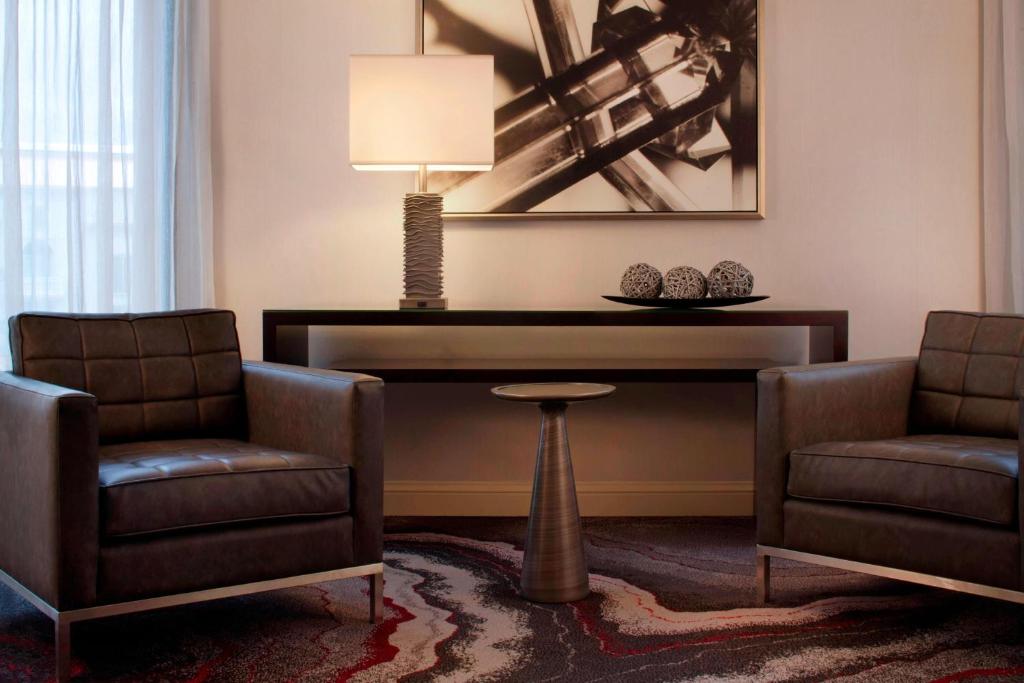 奥罗拉丹佛机场盖特威公园万豪酒店的客厅配有两把椅子和一张桌子