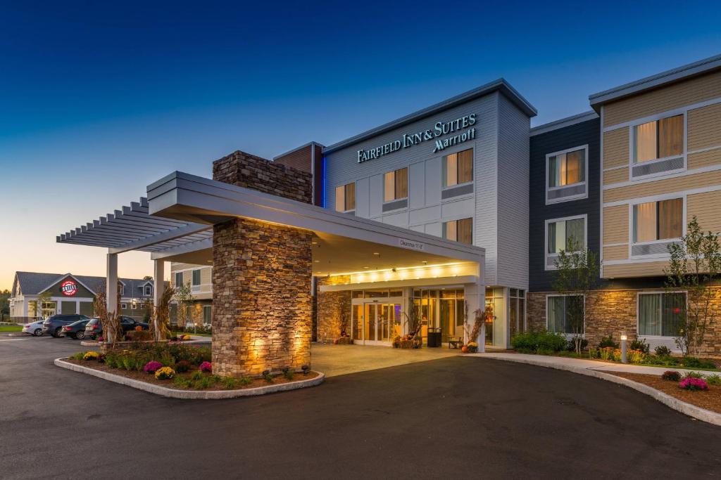 普利茅斯Fairfield Inn & Suites by Marriott Plymouth White Mountains的前面有一个停车位的酒店