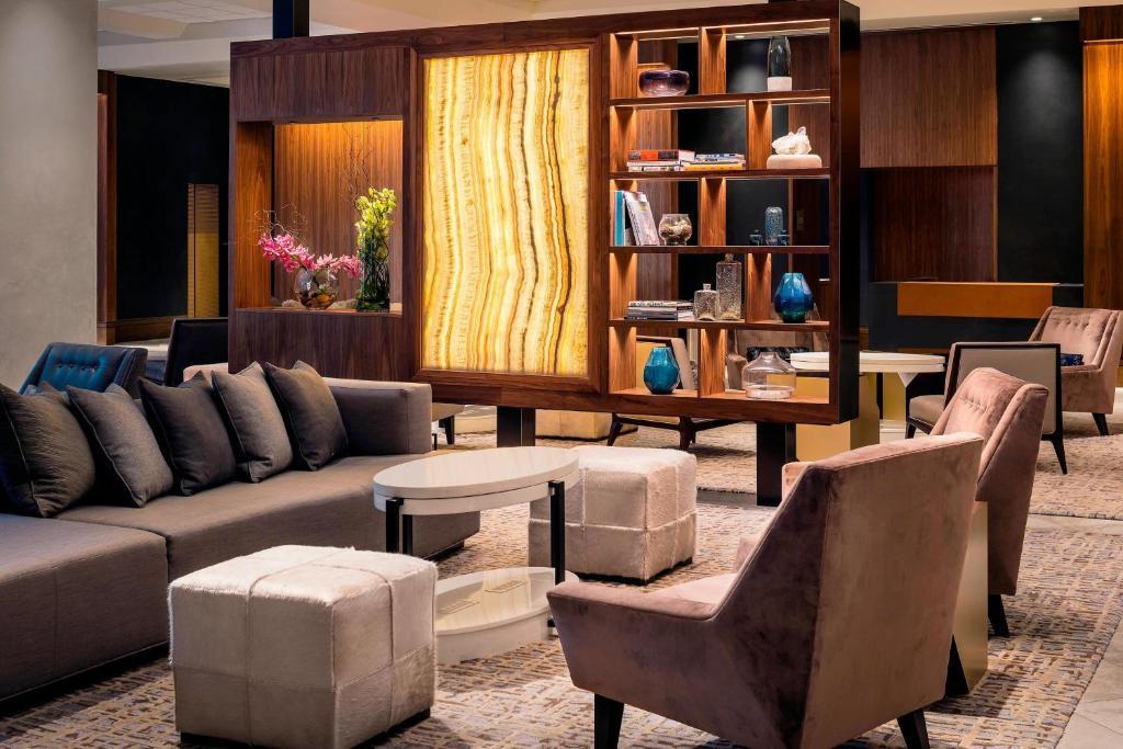 匹兹堡The Westin Pittsburgh的客厅配有沙发和桌椅