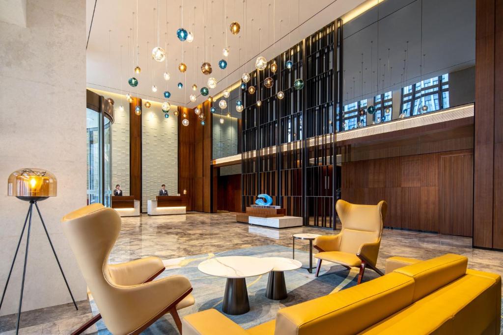 上海上海虹桥国家会展中心万枫酒店的大堂设有黄色的沙发和椅子