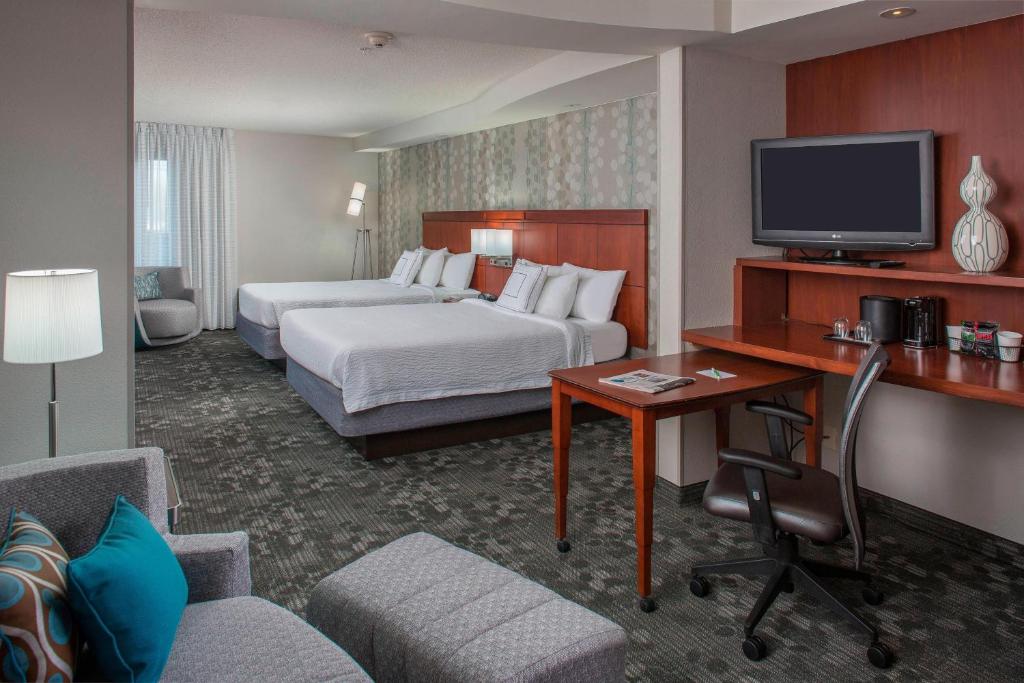 古德利茨维尔纳什维尔古德利茨维尔万怡酒店的酒店客房设有一张床和一张带电视的书桌。