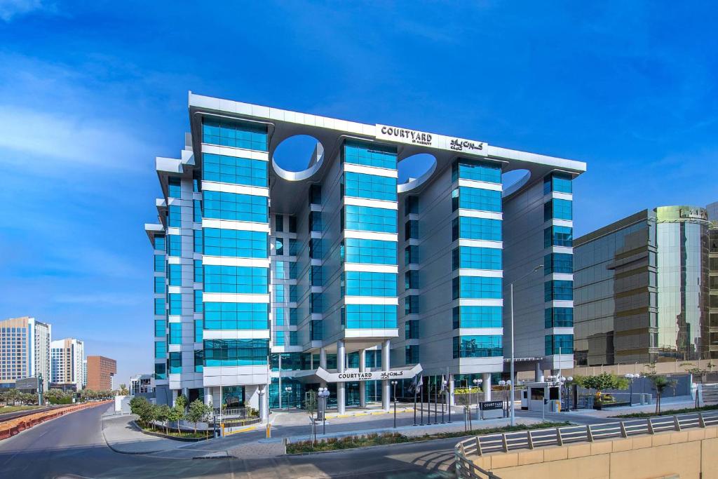 利雅德Courtyard by Marriott Riyadh Northern Ring Road的上面有沙姆森标志的办公楼
