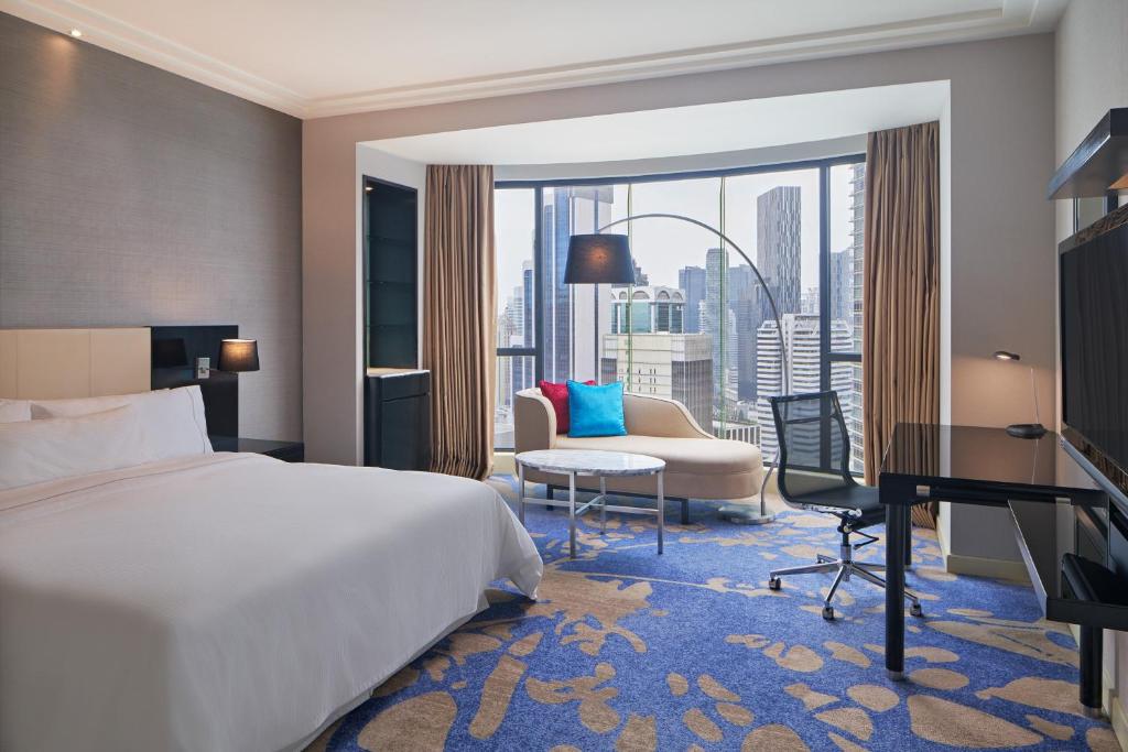 吉隆坡吉隆坡威斯汀酒店的配有一张床和一张书桌的酒店客房