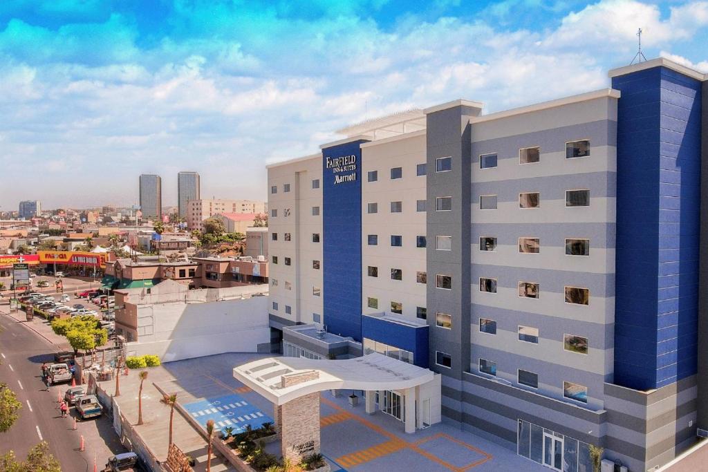 提华纳Fairfield Inn & Suites by Marriott Tijuana的城市背景建筑的空中景观