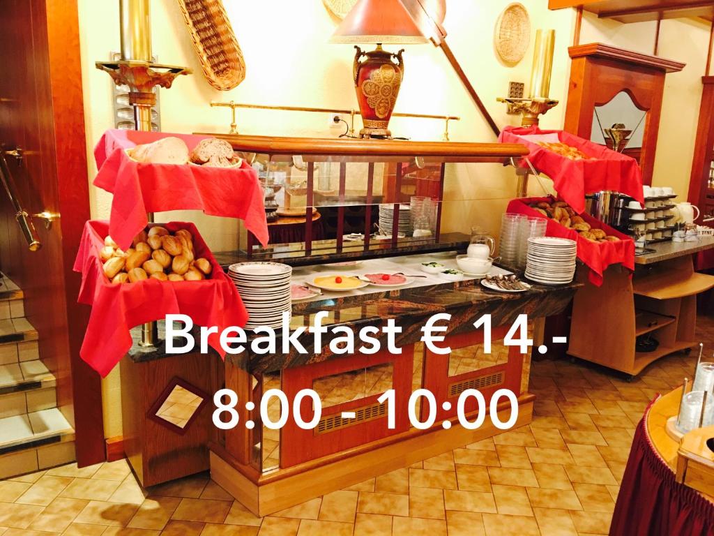 维安登Bed & Breakfast du Château的面包店,带食品柜台