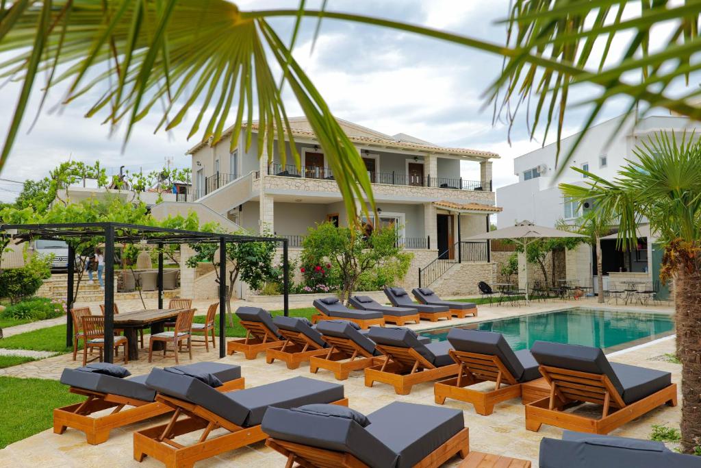 卡萨米尔Casa Del Mar的别墅 - 带带躺椅的游泳池和房屋