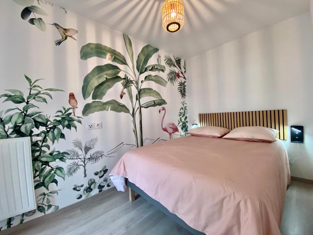托农莱班Appartement T2 cosy centre ville的一间卧室配有一张带大型植物壁画的床
