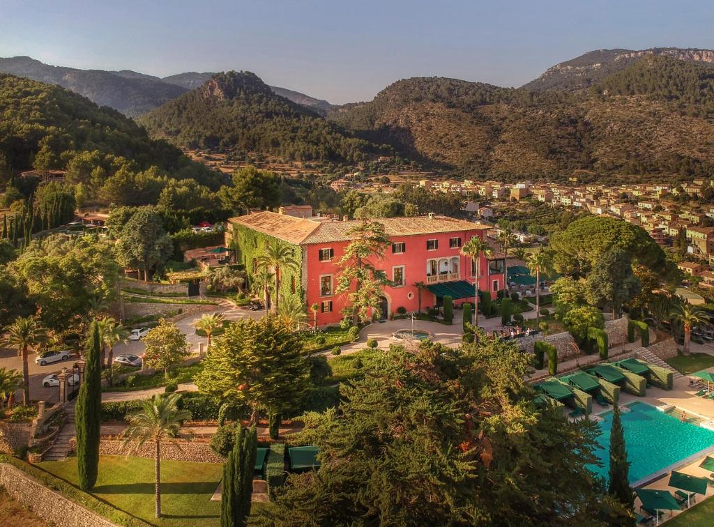 普伊彭耶特Grand Hotel Son Net的享有带游泳池和山脉的度假村的空中景致