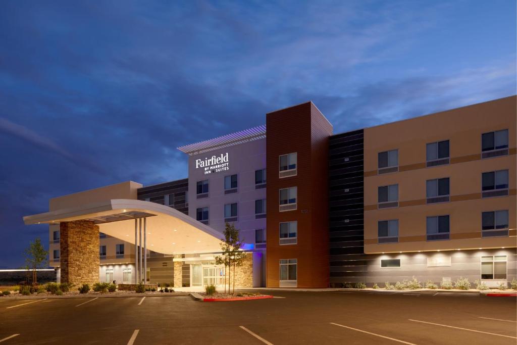帕姆代尔Fairfield by Marriott Inn & Suites Palmdale West的前面有一个停车位的酒店