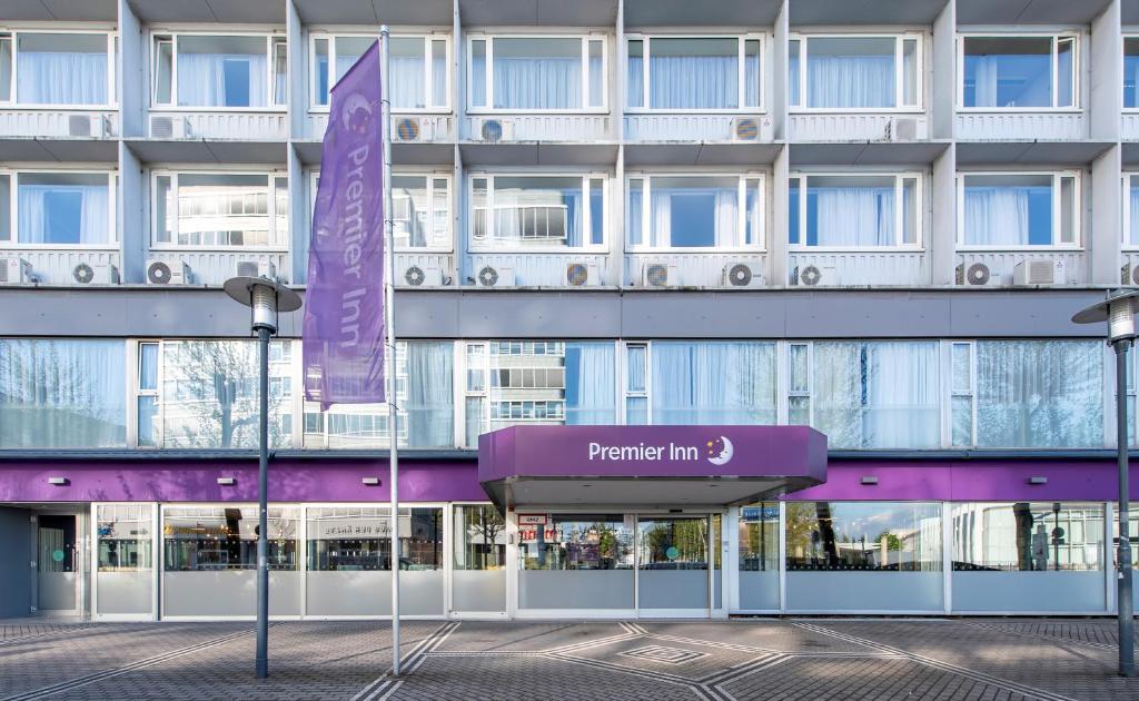 萨尔布吕肯Premier Inn Saarbrücken City Centre的前面有紫色标志的建筑