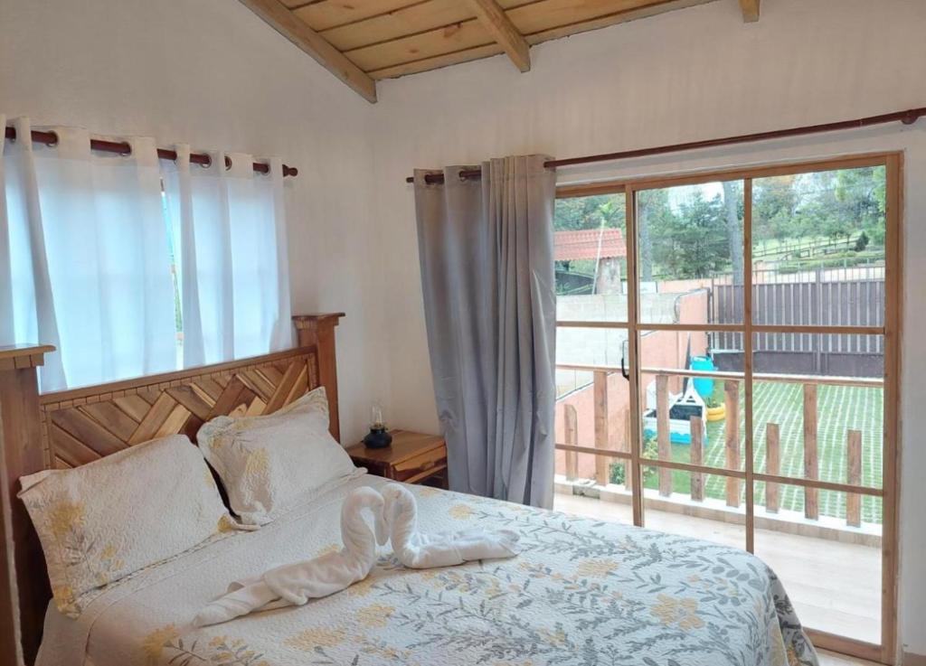 孔斯坦萨Villas Montelindo的一间卧室设有一张床和一个大窗户
