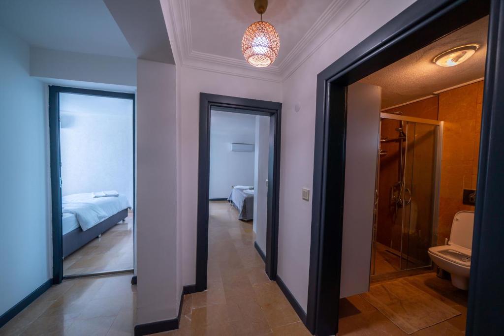博德鲁姆İlya Apart 2的走廊上设有一张床和一间浴室的房间