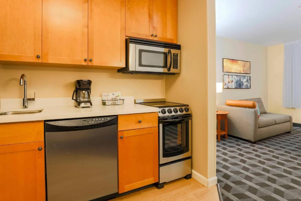 优马TownePlace Suites by Marriott Yuma的厨房配有炉灶和微波炉。