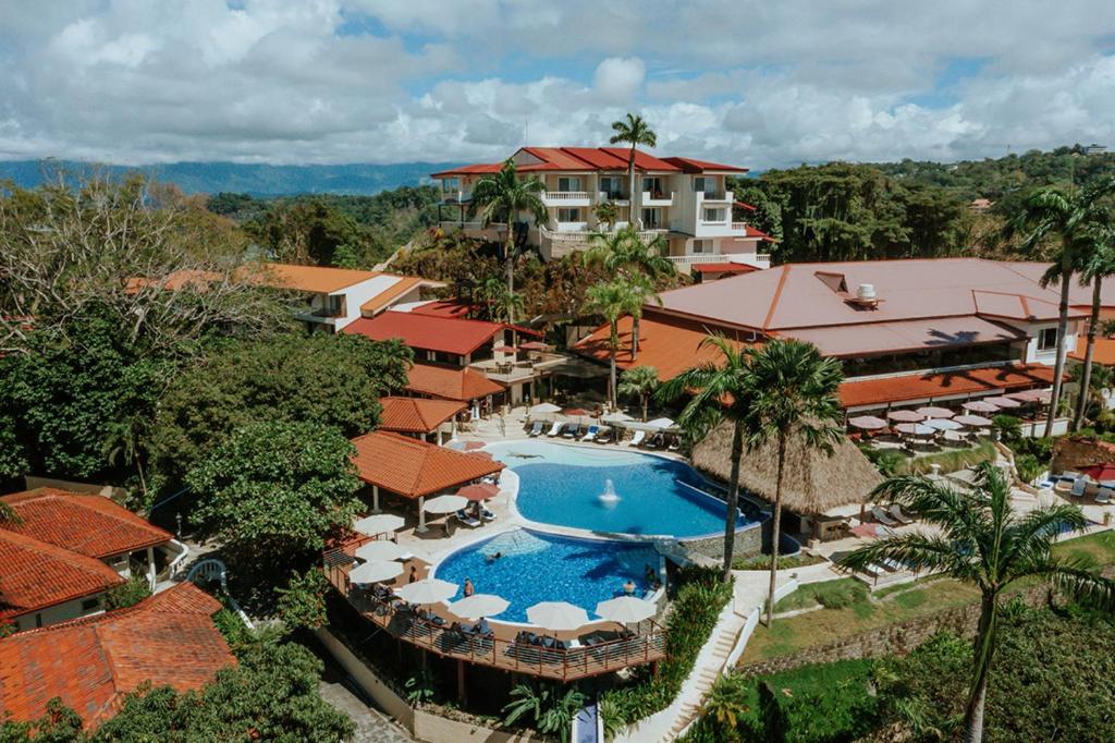 曼努埃尔安东尼奥Parador Nature Resort and Spa的享有带游泳池的度假村的空中景致