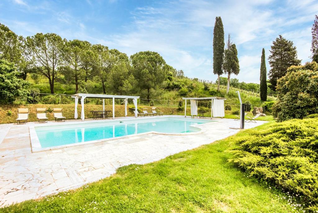 拉波拉诺泰尔梅Villa Il Fornacino的一个带草地的庭院内的游泳池