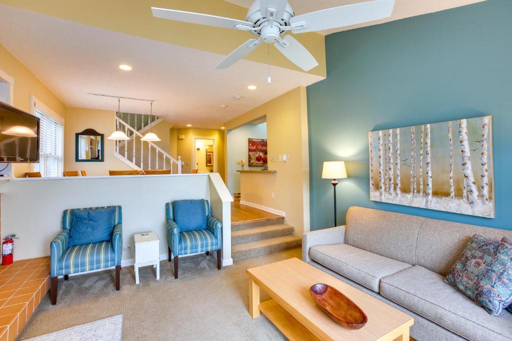格伦阿伯Glen Arbor Vacation Rental with Views of Lake!的客厅配有沙发和2把蓝色椅子