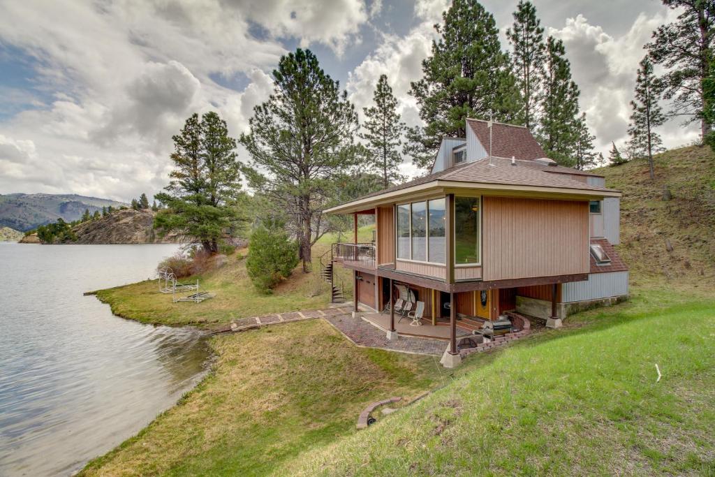 Secluded Holter Lake Vacation Rental with Deck!的湖畔房子