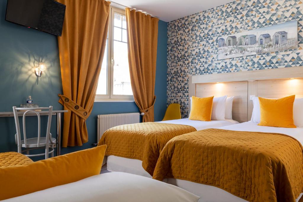 滨海利翁海狮酒店的酒店客房设有两张床和窗户。