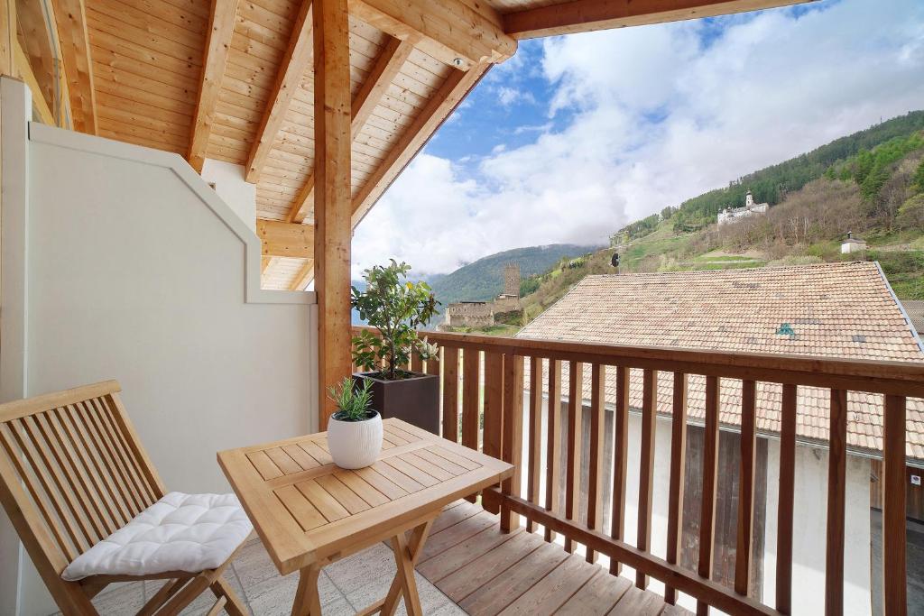 布尔古斯奥Ferienwohnungen Zwick Valarga的设有一个配有桌椅并享有美景的阳台。