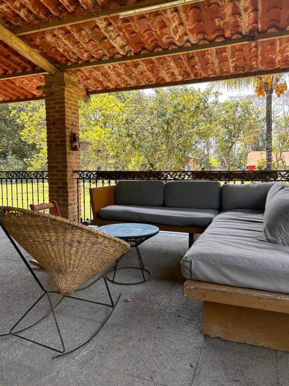 科尔多瓦Rancho tres Marías的天井配有沙发、桌子和椅子