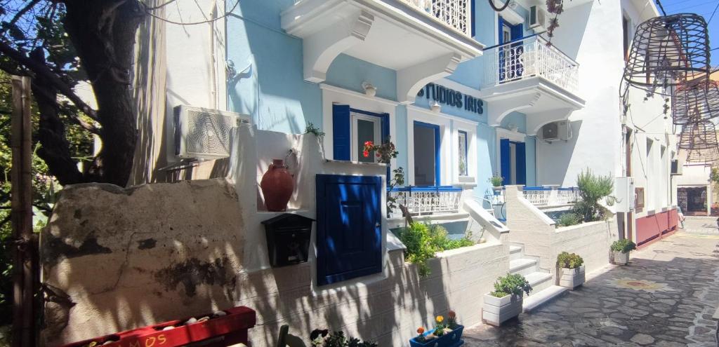 毕达哥利翁埃利斯公寓的拥有蓝色门和白色墙壁的建筑