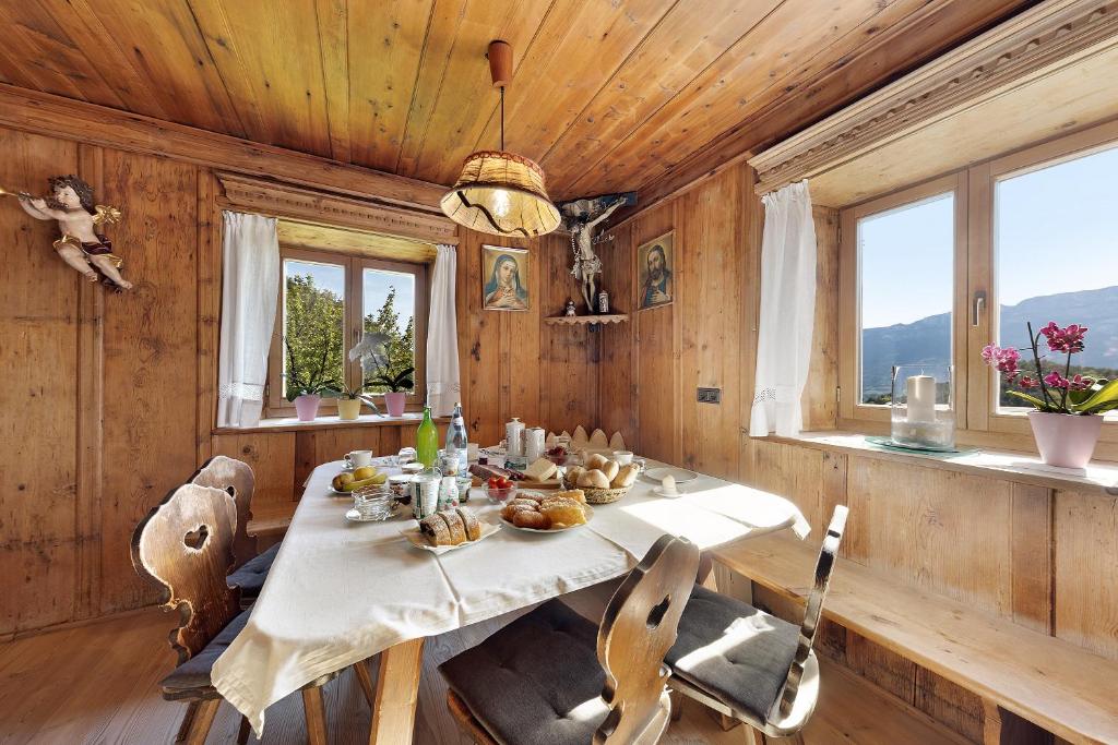 圣杰内肖阿泰西诺Moar im Rumsein - Apt Etschblick的一间带桌椅和窗户的用餐室