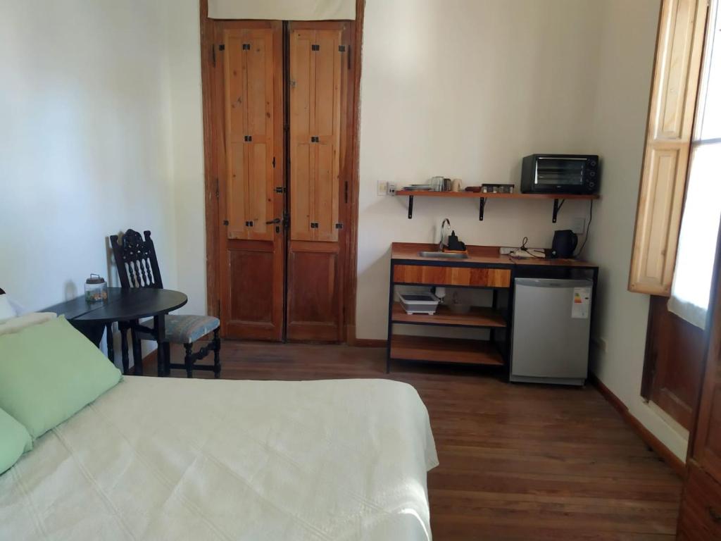 拉巴斯La Soñada的客房设有一张床、一张桌子和一张桌子。