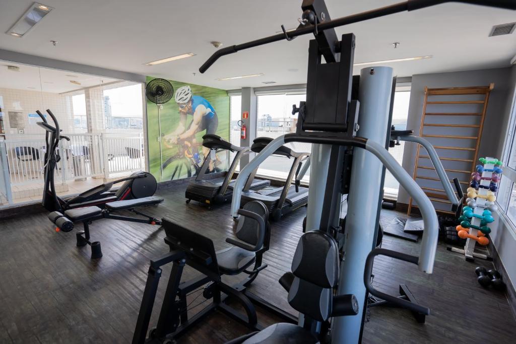 桑托斯桑托斯康福酒店的健身房设有跑步机,健身房提供健身自行车