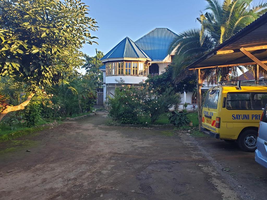 阿鲁沙Zion Care Homestay的停在房子前面的黄色货车