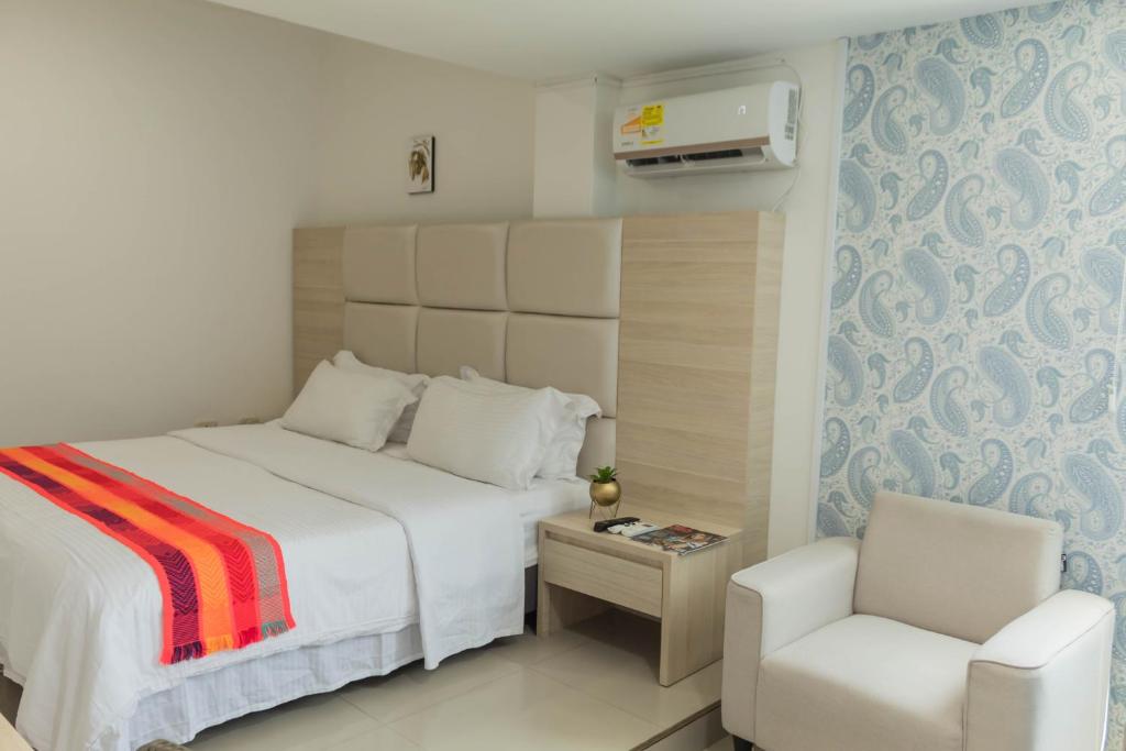 里奥阿查Hotel Juan Pablo 2的卧室配有白色的床和椅子