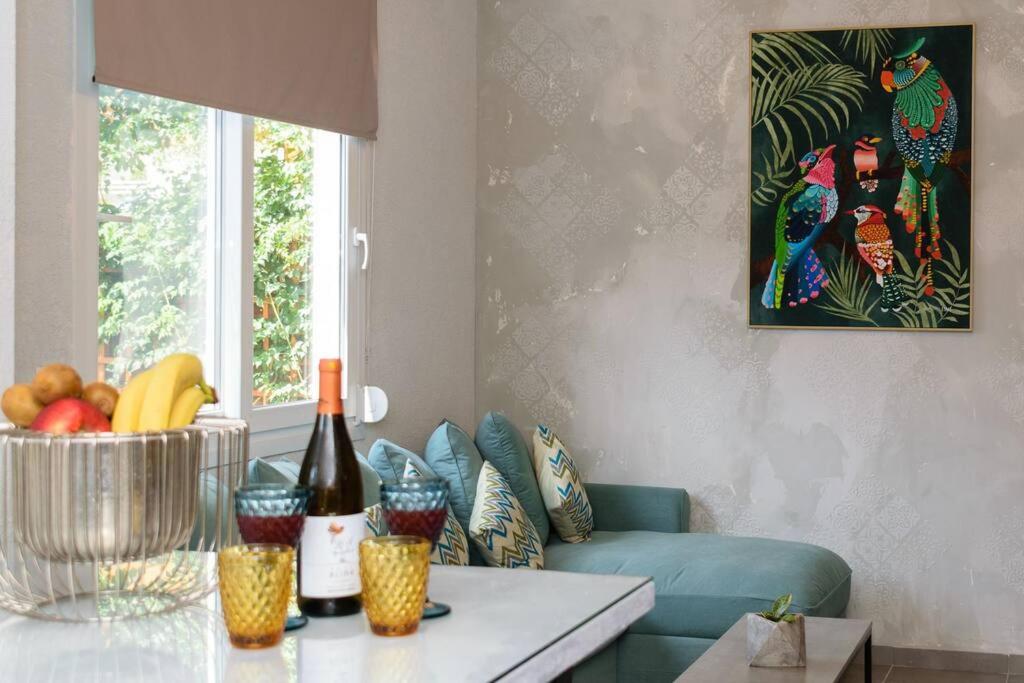 MourniaíKonstantinos , luxury maisonette in Chania的客厅配有沙发和一张桌子及一瓶葡萄酒