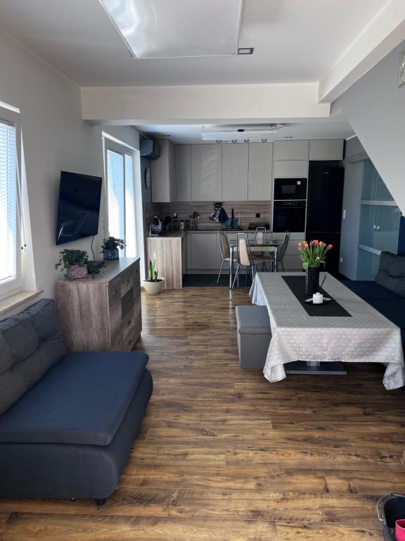 斯武普斯克Apartament LIDER na wyłączność的客厅配有沙发和桌子