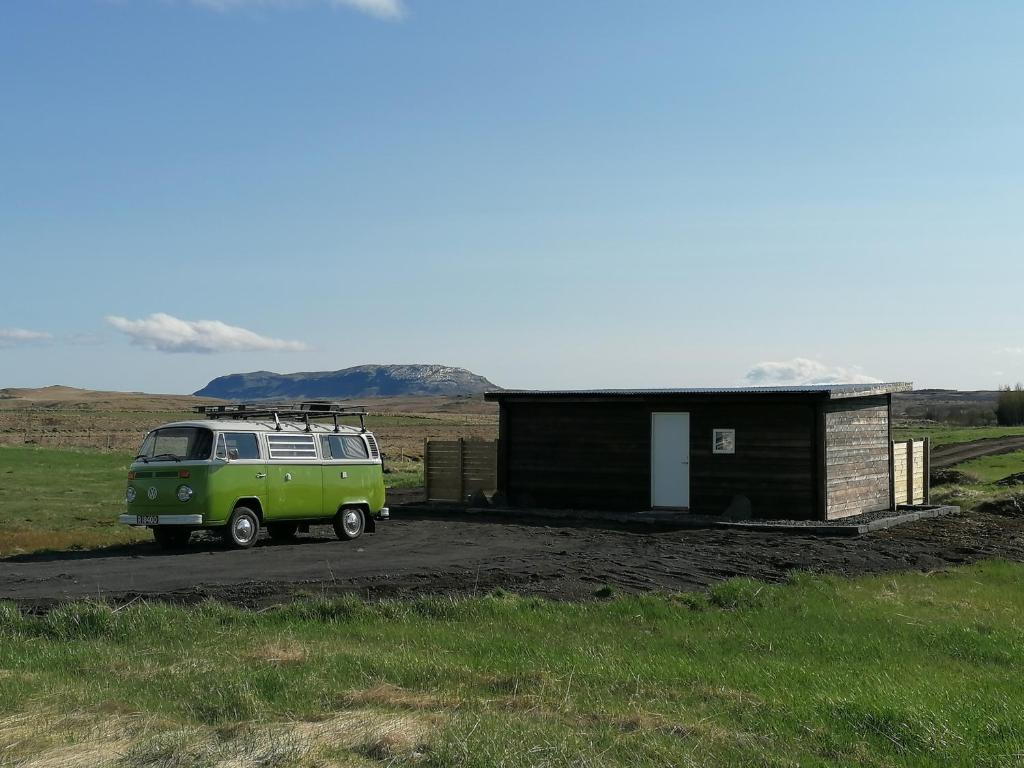 雷克霍特Blackwood cottage near Geysir的停在小建筑旁边的绿色货车