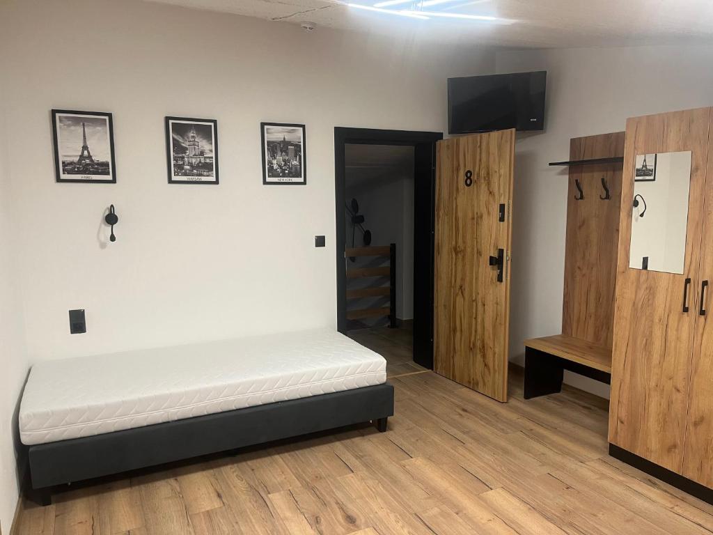 克罗斯诺Happy 4的一间卧室配有一张床和两个木制橱柜。