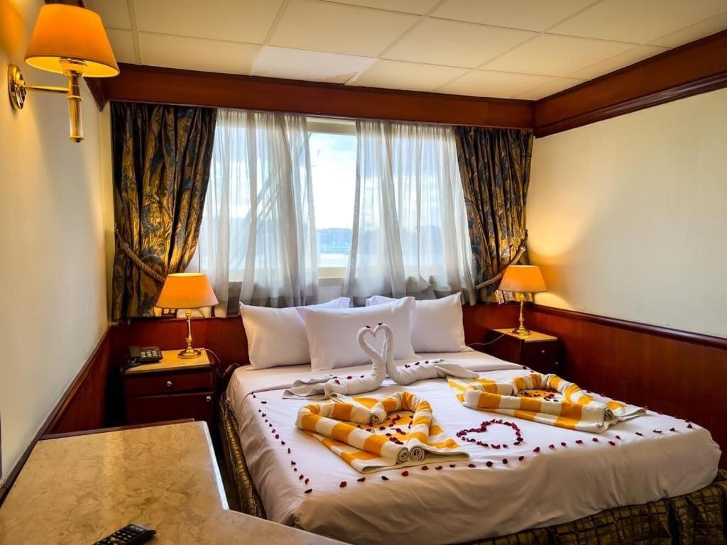 开罗Prince Omar的一间卧室设有一张大床和窗户