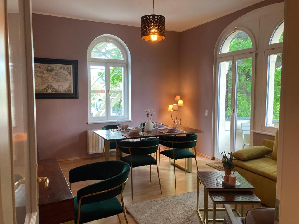 拉德博伊尔Apartment Weinblick Radebeul, Dresden的一间带桌椅和窗户的用餐室