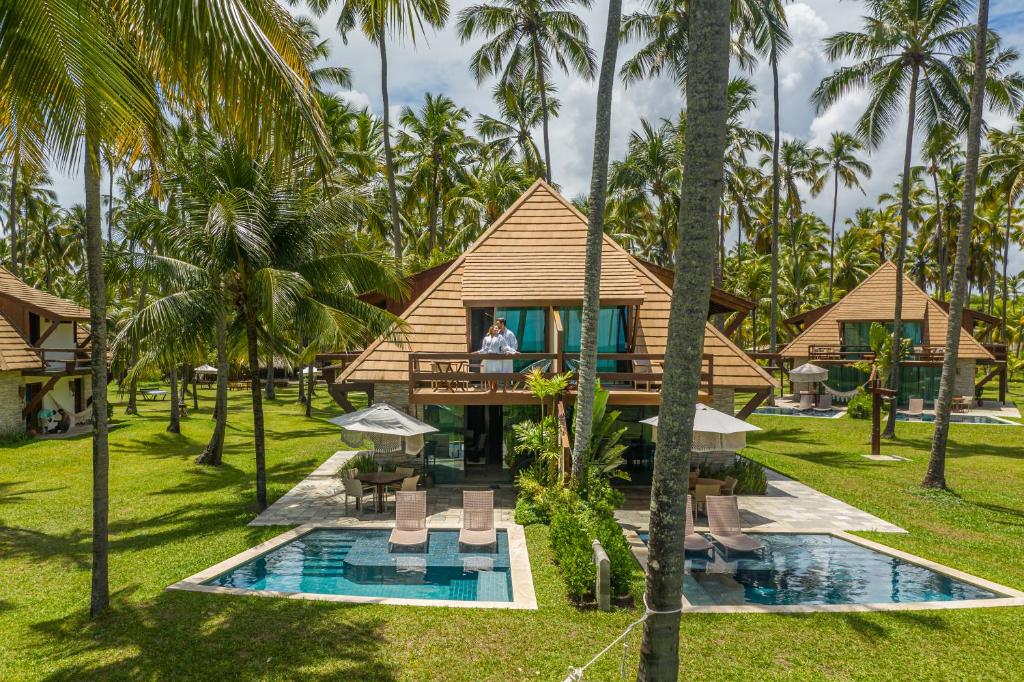 普拉亚多斯卡内罗斯卡尔内鲁斯海滩旅馆的别墅,带游泳池和棕榈树的度假村