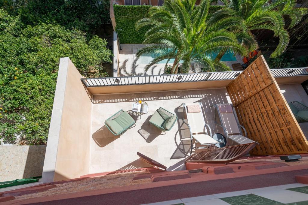 马略卡岛帕尔马Hotel Can Quetglas的一个带椅子和游泳池的阳台的图象