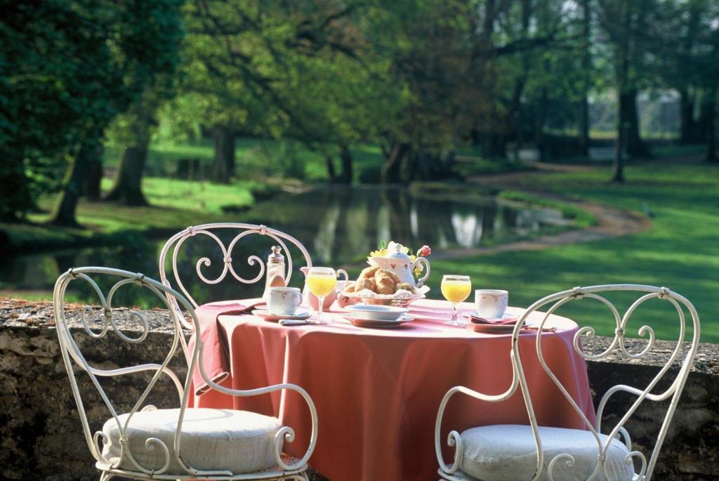 格里里尼城堡酒店的一张桌子,上面有茶具和两把椅子