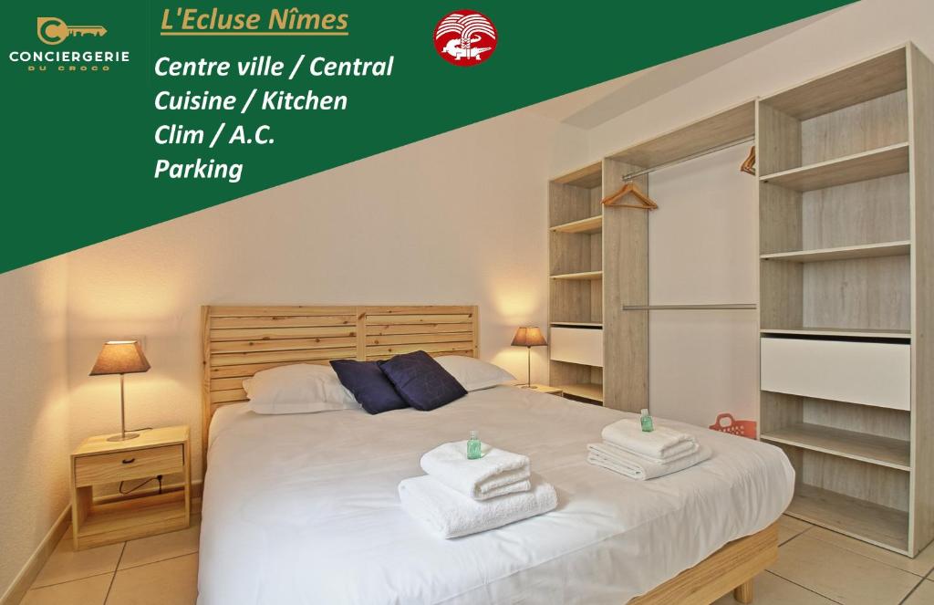尼姆L'Ecluse - Clim - Parking - Central的一间卧室配有带毛巾的床
